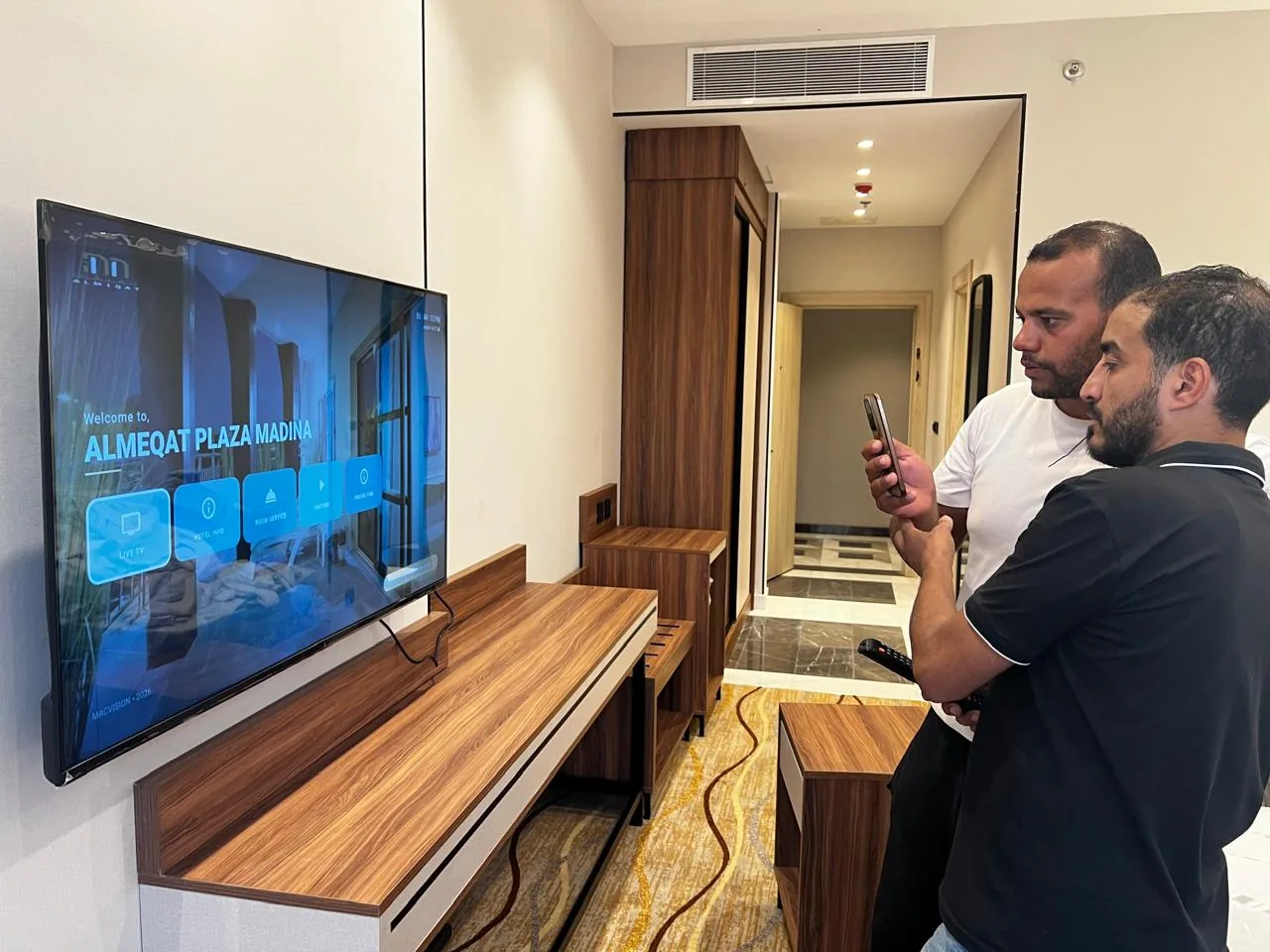 مرجع بصري لتخطيط منشآت الرياض يعرض إعداد شاشة الترحيب بنظام IPTV في غرفة النزيل