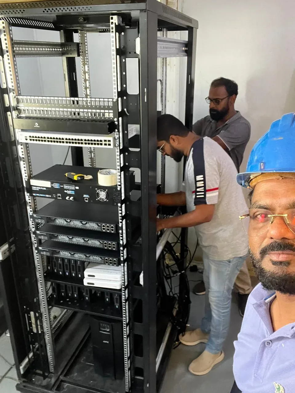 مرجع بصري لتخطيط منشآت الرياض يعرض تركيب أجهزة رأس IPTV والرف