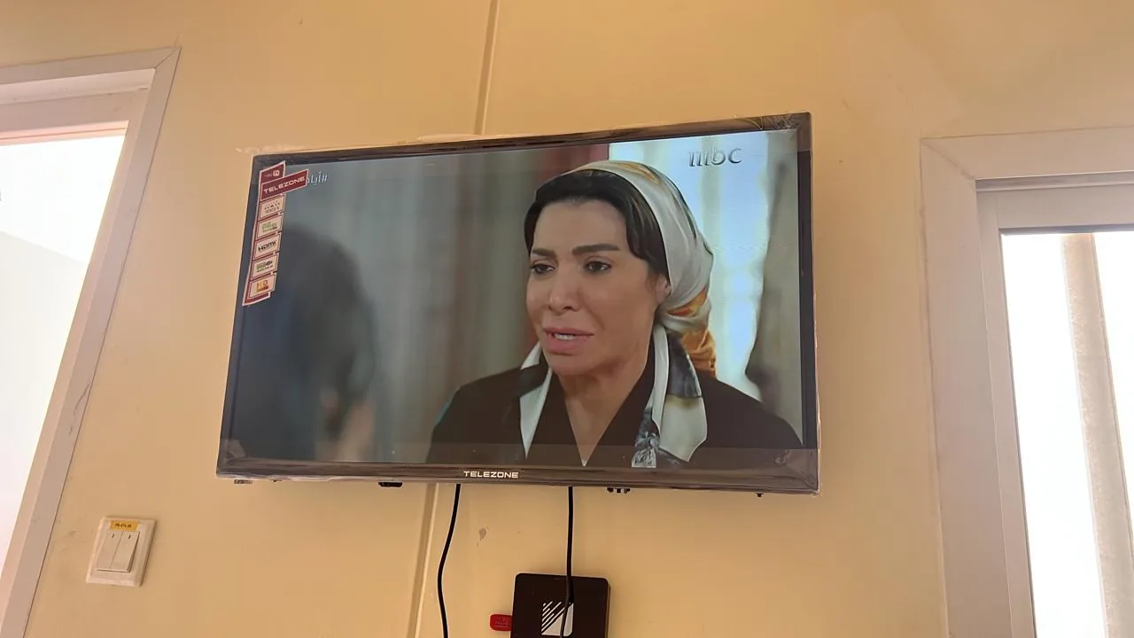 مرجع بصري لتخطيط منشآت الرياض يعرض تفعيل التلفزيون في غرفة سكن المعسكر